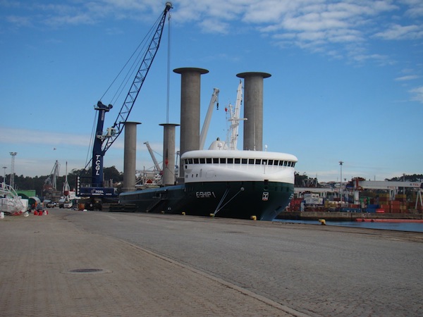 Navio de carga a energia eólica